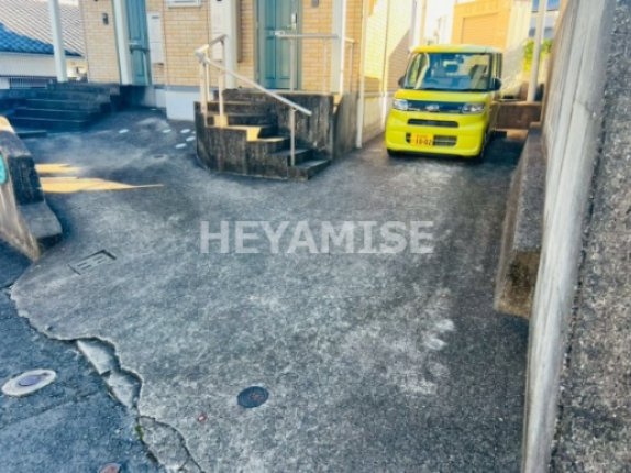 コーポセリジェの駐車場