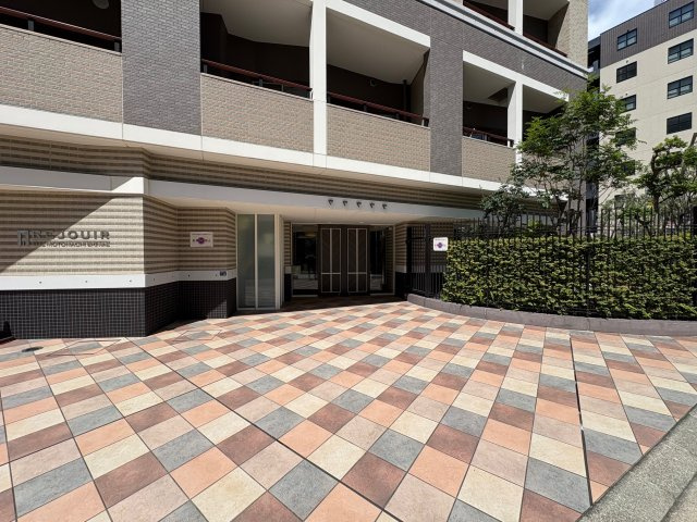 レジュール ザ・元町駅前のエントランス