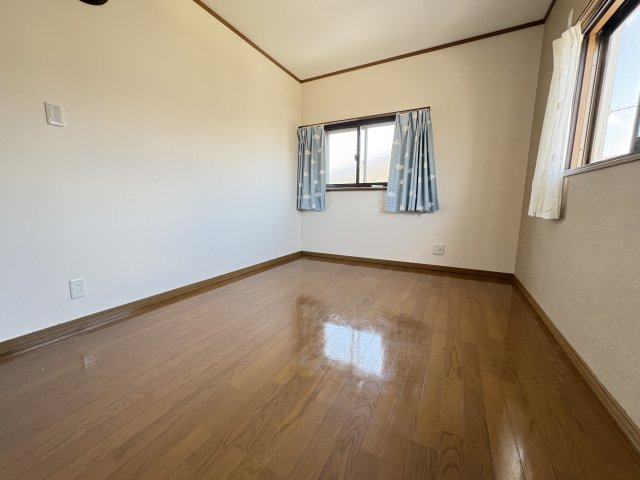 神戸市西区伊川谷町有瀬戸建の洋室