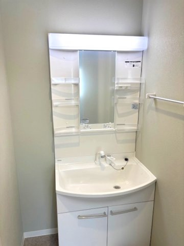 【独立洗面台】 | 大南1丁目　貸家 | 新品の独立洗面台で身支度をすべて済ませてしまいましょう