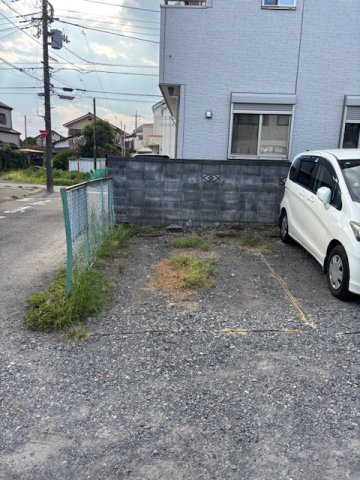 【駐車場】 | 大南1丁目　貸家 | 敷地内駐車場はありませんが、オーナー様にて近隣（徒歩1分）駐車場確保いただいておりますので、別途ご契約いただく事が可能です。