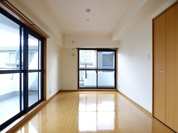 プラーシュ本山の居間・リビング