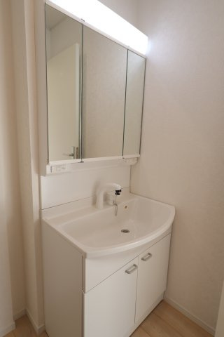 《仲介手数料無料》桜区中島４丁目14-17新築一戸建てクレイドルガーデンの独立洗面台|撮影日 2025年11月15日 12:40 晴れ