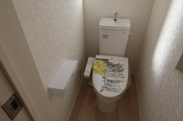 《仲介手数料無料》桜区中島４丁目14-17新築一戸建てクレイドルガーデンのトイレ|撮影日 2025年11月15日 12:40 晴れ