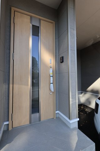 《仲介手数料無料》桜区中島４丁目14-17新築一戸建てクレイドルガーデンの玄関|撮影日 2025年11月15日 12:40 晴れ