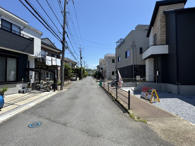松戸市平賀新築戸建【殿平賀小学校：10分】の前面道路含む現地写真|北東側前面道路・幅員約7.4ｍ