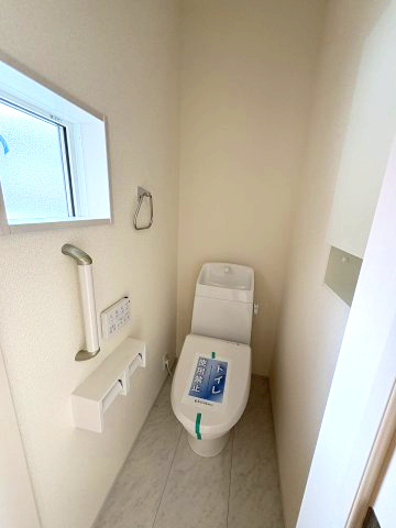 【トイレ】 | 福岡市東区奈多1丁目　1号棟（全2棟）【仲介手数料無料・0円】 | 現地写真。1階のトイレです。