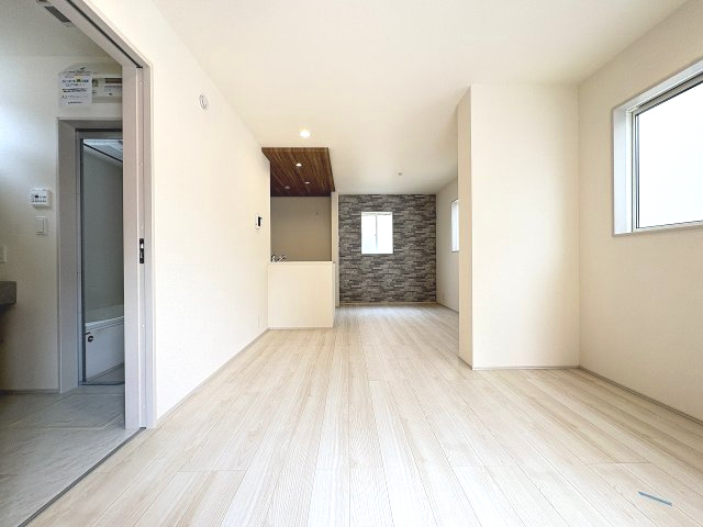 【居間・リビング】 | 福岡市東区奈多1丁目　1号棟（全2棟）【仲介手数料無料・0円】 | 現地写真。