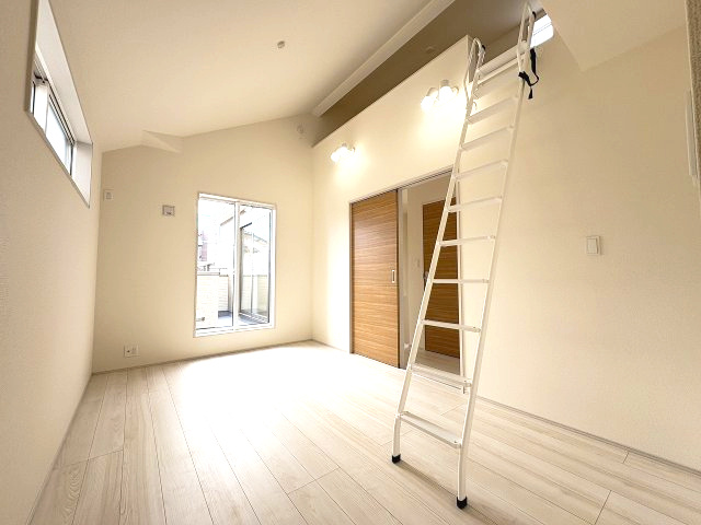 【寝室】 | 福岡市東区奈多1丁目　1号棟（全2棟）【仲介手数料無料・0円】 | 現地写真。2階主寝室です。