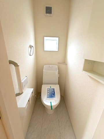 【トイレ】 | 福岡市東区奈多1丁目　1号棟（全2棟）【仲介手数料無料・0円】 | 現地写真。2階にもトイレです。