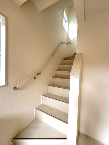 【内装】 | 福岡市東区奈多1丁目　1号棟（全2棟）【仲介手数料無料・0円】 | 現地写真。2階へ上がる階段です。手摺もついて安全ですね。