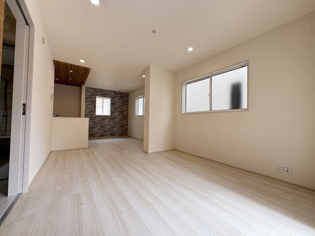 【居間・リビング】 | 福岡市東区奈多1丁目　1号棟（全2棟）【仲介手数料無料・0円】 | 現地写真。