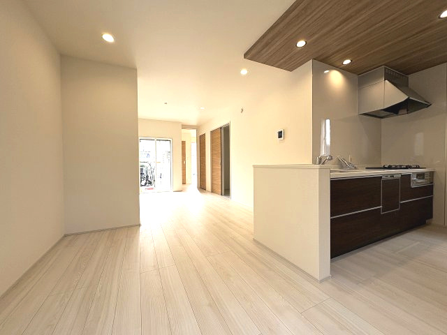 【居間・リビング】 | 福岡市東区奈多1丁目　1号棟（全2棟）【仲介手数料無料・0円】 | 現地写真。