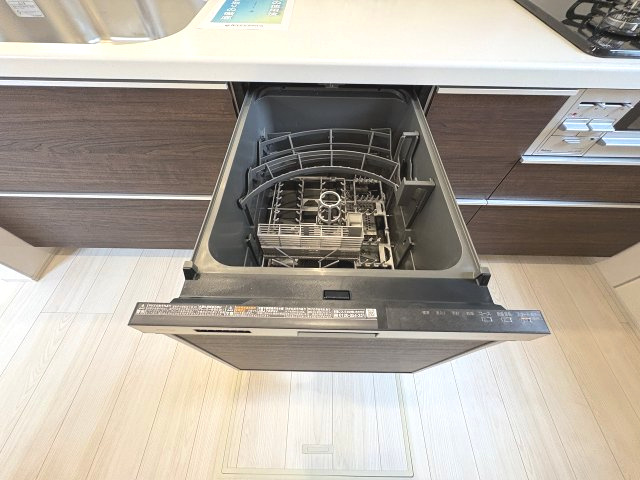 【キッチン】 | 福岡市東区奈多1丁目　1号棟（全2棟）【仲介手数料無料・0円】 | 現地写真。食洗器が付いてます。