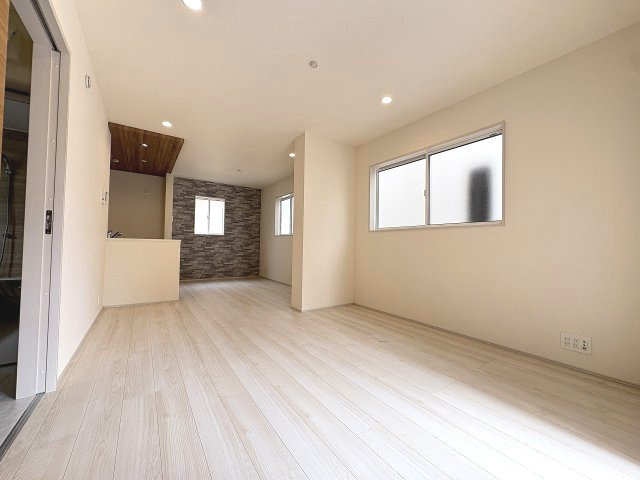 【居間・リビング】 | 福岡市東区奈多1丁目　1号棟（全2棟）【仲介手数料無料・0円】 | 現地写真。リビングです。