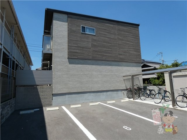 ＣＲＥＡＶＩＬＬＥ(クレアヴィレ)の駐車場