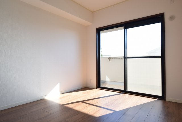【洋室】 | エイルヴィラ空港東 | 6帖の洋室。バルコニーに面した明るいお部屋で換気や採光ばっちりです