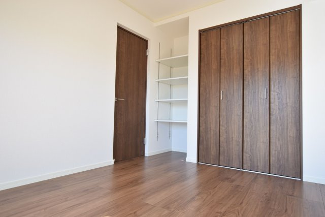 【収納】 | エイルヴィラ空港東 | クローゼット+オープン棚があり収納力に優れたお部屋です