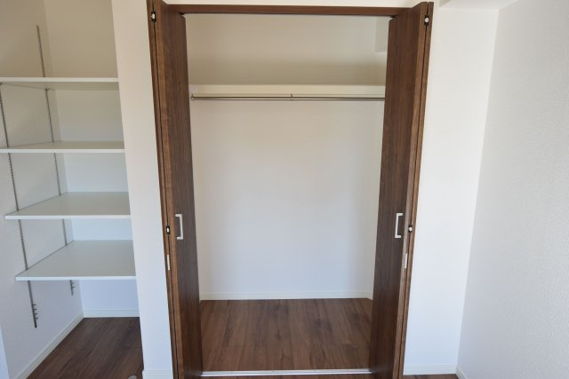 【収納】 | エイルヴィラ空港東 | クローゼットは、上部にも棚があるので、カバンやファッション雑貨などもスッキリ収納できます