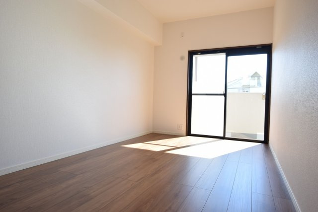 【洋室】 | エイルヴィラ空港東 | 7.2帖の洋室。洋室は明るく採光がとれ、大容量のクローゼットがあります