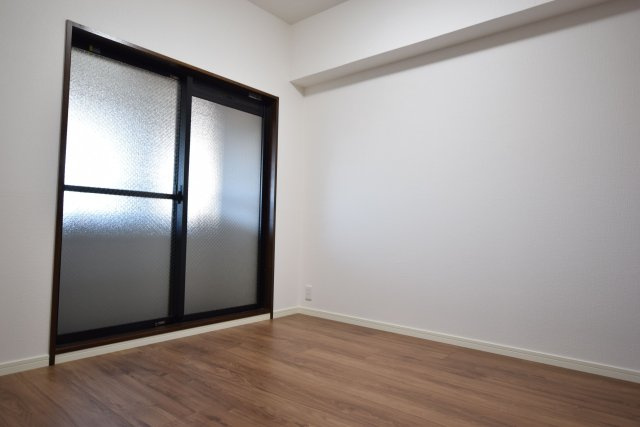 【洋室】 | エイルヴィラ空港東 | 5帖の洋室。専用のバルコニー付きの明るいお部屋です