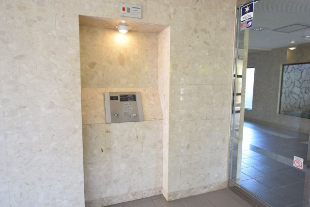 【防犯設備】 | エイルヴィラ空港東 | 安全に配慮されたオートロックマンションです。室内ＴＶモニタ付インターホンで来訪者を確認できます