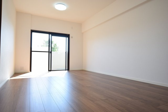 【居間・リビング】 | エイルヴィラ空港東 | リビングは広く落ち着く空間になっており、お好きなレイアウトを楽しめます