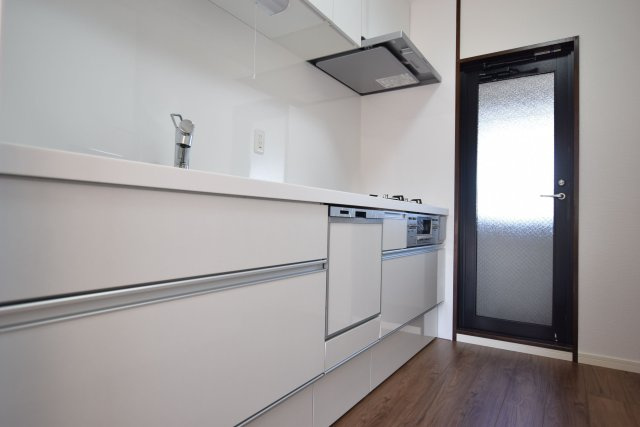 【キッチン】 | エイルヴィラ空港東 | 勝手口があるので手元が明るくにおいもこもりづらいです。後片付けが楽な食洗機付きです