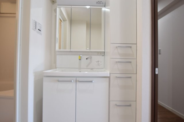 【独立洗面台】 | エイルヴィラ空港東 | 三面鏡裏収納付で、散らかりがちな洗面回りもすっきりと片付きます