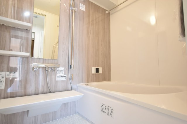 【浴室】 | エイルヴィラ空港東 | 浴室に窓があるので換気がしやすくカビの発生を抑えられます。浴室乾燥機も付いています