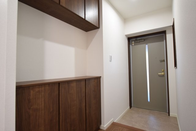 【玄関】 | エイルヴィラ空港東 | 収納力に優れた玄関でいつでも片付いた状態でお客様を迎えられます