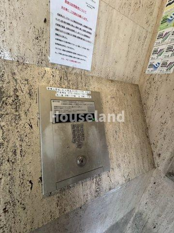 クローバーメゾン狐島のエントランス