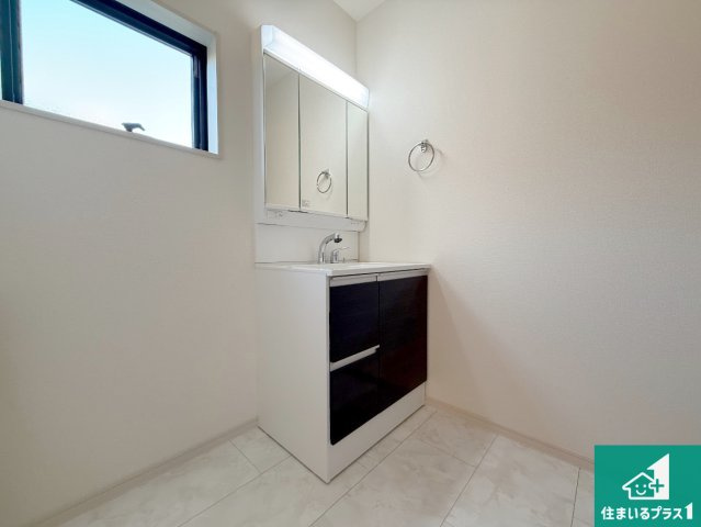 泉佐野市岡本　新築一戸建ての独立洗面台|清潔感のある洗面台です。フラットな鏡は掃除がしやすく毎日清潔！鏡裏には収納があるのでスッキリとした洗面台が保てます。