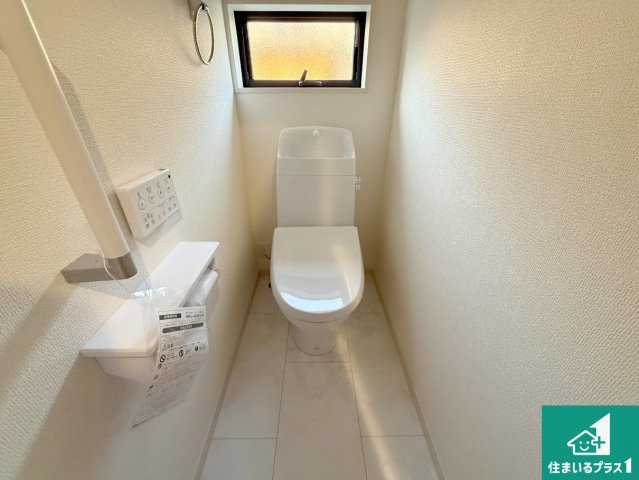 泉佐野市岡本　新築一戸建てのトイレ|1・2階の2ヶ所にあるので、朝の忙しい時間の順番待ちもなく、深夜の利用にも大変便利です。
