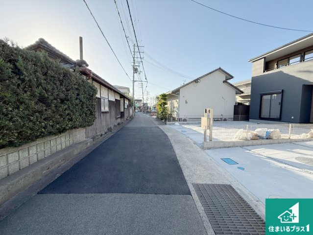 泉佐野市岡本　新築一戸建ての前面道路含む現地写真|周辺は閑静な住宅街！前面道路広々で車の出し入れも便利です。駐車が苦手な方でも安心して車庫入れできます！