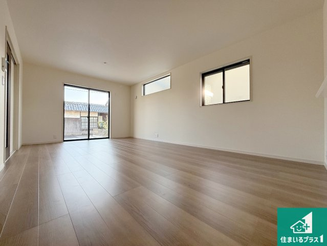 泉佐野市岡本　新築一戸建ての居間・リビング|日当たり良好の明るいリビングで朝の目覚めもスッキリできそう！対面キッチンでご家族のコミュニケーションも自然と増える設計！小さなお子様が遊ぶスペースを作っても広々とくつろげるLDK！