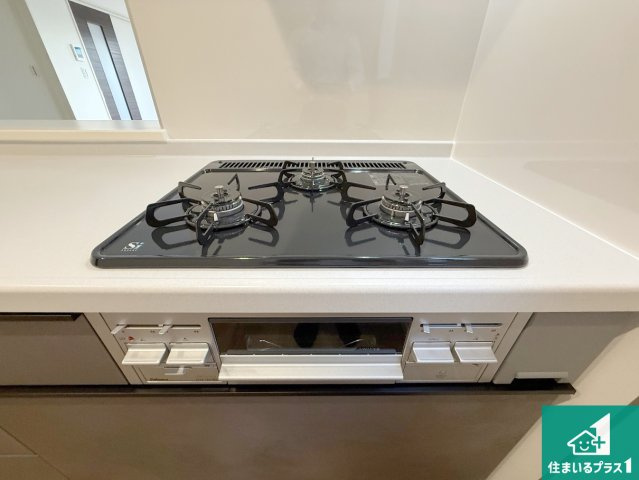 泉佐野市岡本　新築一戸建ての設備|ダブル高火力Ｓｉセンサー付きコンロ！３口あるので、まとめて料理をする時も大活躍！