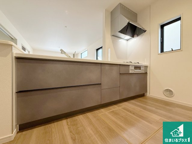 泉佐野市岡本　新築一戸建てのキッチン|リビングと統一感があり、使い勝手のいいキッチン。広々としているので、二人並んで作業が出来ちゃいます。お子様と一緒に色々なお料理に挑戦できるスペースがあります。