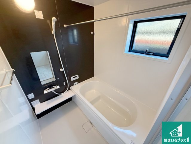 泉佐野市岡本　新築一戸建ての浴室|足をゆったり伸ばして寛げる浴槽です。窓が設けられていますので差し込む光が明るく穏やかな雰囲気にしてくれます♪浴室乾燥機も設置しているので、雨の日の洗濯物も安心です♪