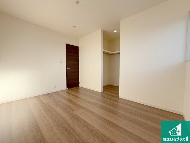 泉佐野市岡本　新築一戸建ての洋室|シンプルな洋室は、自分好みのインテリアが楽しめます♪ご家族とインテリアや家具を選びに行くのは新築購入時の醍醐味の一つです。ぜひお楽しみください♪