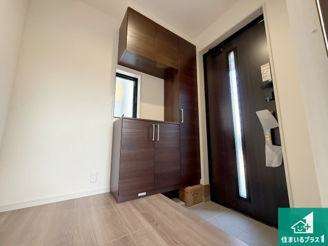 泉佐野市岡本　新築一戸建ての玄関|シューズボックスにはたくさんの靴が収納できるので玄関周りはいつもスッキリ！ご家族が増えても安心！