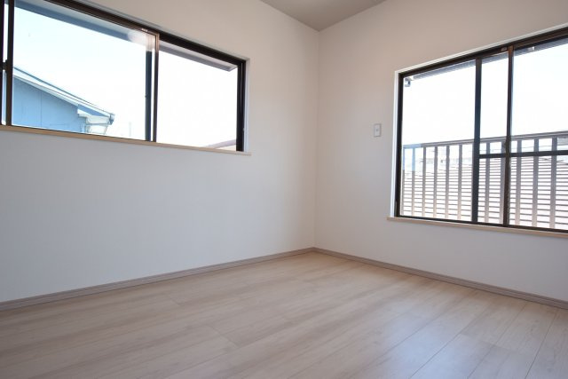 【洋室】 | 福岡市南区弥永２丁目 　戸建て | バルコニーに面した明るい洋室。2面窓から室内に多く光を取り入れております