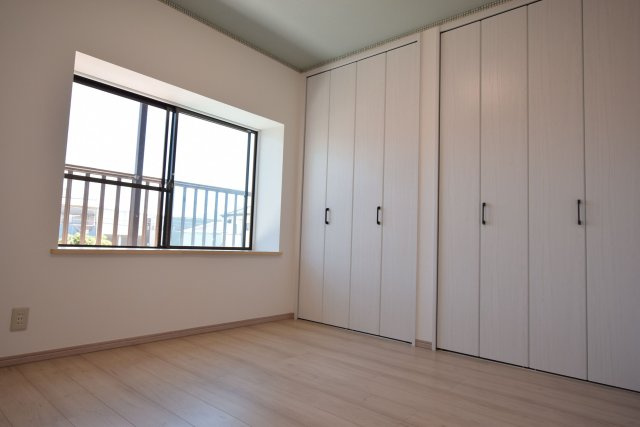 【洋室】 | 福岡市南区弥永２丁目 　戸建て | 各部屋に収納スペースがたっぷりあるので、部屋を広々と使えてストレスなく過ごせます