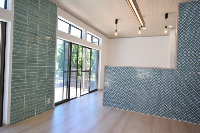 【居間・リビング】 | 福岡市南区弥永２丁目 　戸建て | 窓が多く明るいリビング。ダイニングはタイル調の爽やかなデザインです