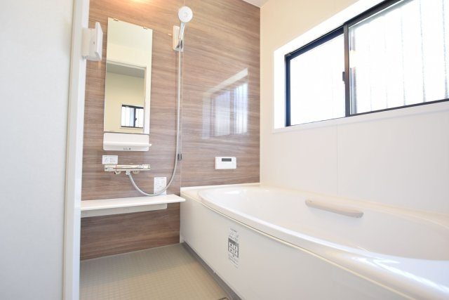 【浴室】 | 福岡市南区弥永２丁目 　戸建て | 大きな窓がある浴室は換気がしやすくカビの発生を抑えられます。経済的な追い焚き機能付きです