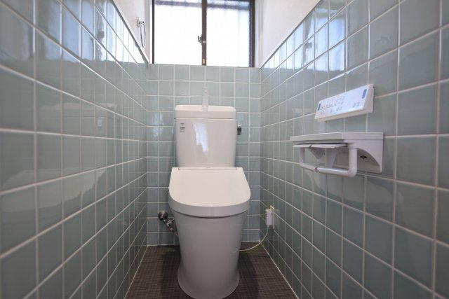 【トイレ】 | 福岡市南区弥永２丁目 　戸建て | いつも綺麗に清潔に！ウォッシュレット付きトイレです。窓も付いてるので空気の入れ替えも楽にできます