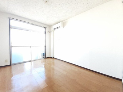 【居間・リビング】 | エルディム茂木 | こちらのリビングで趣味の時間をお楽しみください