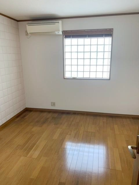 甲陽園本庄町戸建貸家の洋室