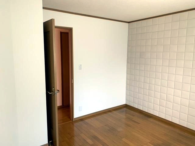 甲陽園本庄町戸建貸家の洋室