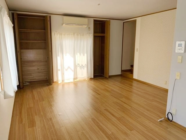 甲陽園本庄町戸建貸家の居間・リビング